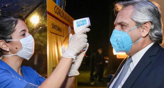ZYRTARËT E KABINETIT TË TIJ U INFEKTUAN NGA COVID/ Vetizolohet nga frika presidenti i Argjentinës