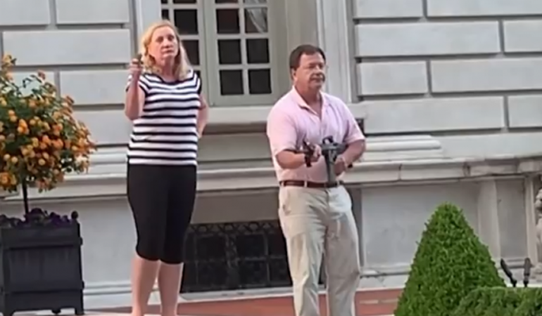 SHBA/ I protestuan përpara shtëpisë, kryebashkiakja bashkë me burrin nxjerrin armët (VIDEO)