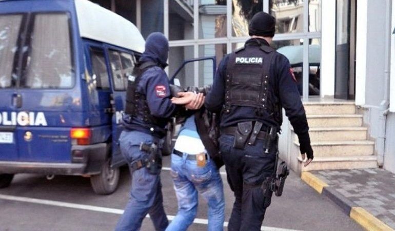 7 TË ARRESTUAR NË TIRANË/ I dënuari me arrest shtëpie ishte pasagjer në makinën ku u gjet edhe… (DETAJET)