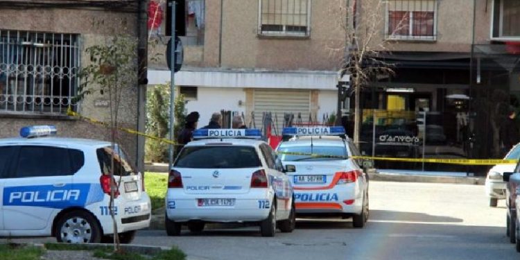 PO BËNTE PUNIME NË SHTËPI/ 36-vjeçari bie nga lartësia. Dërgohet në gjendje të rëndë në spital