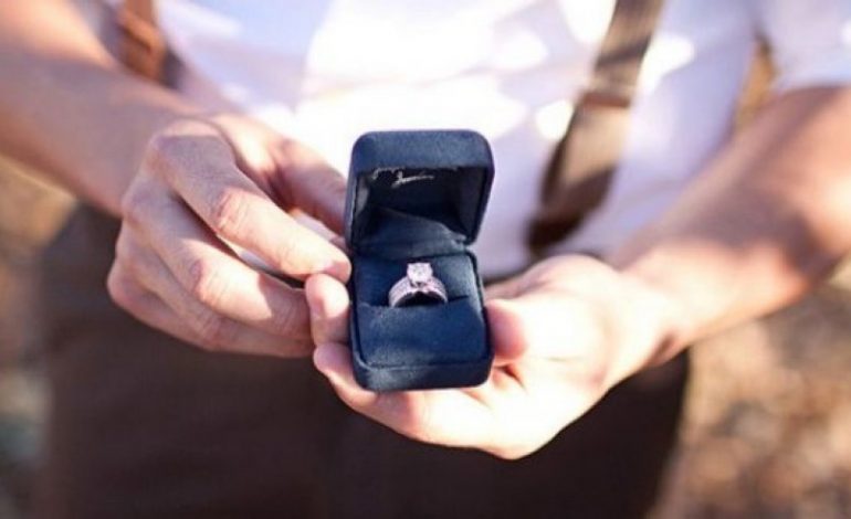 “ËSHTË KRIZË PËR VAJZA”/ Rikthehen martesat si qëmoti: Emigrantët i besojnë më shumë një mblesi për të gjetur nuse se rrjeteve sociale
