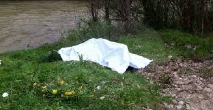 TRAGJIKE/ Gjendet i vdekur një burrë në breg të lumit Shkumbin në Elbasan