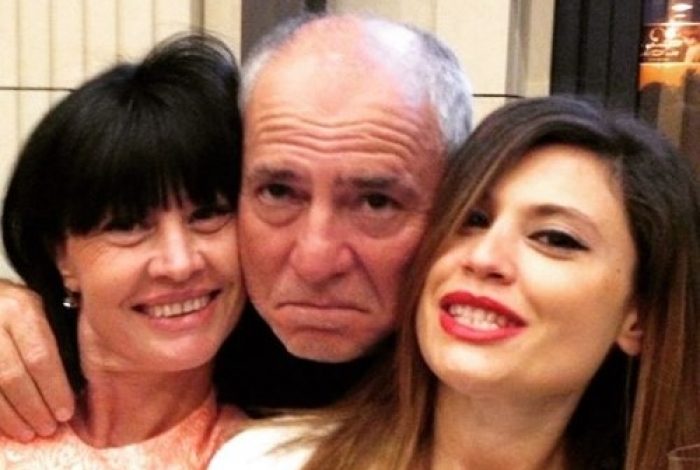 DEDIKIMI I TRISHTË/ Vajza e aktorit të madh Xhevdet Ferri ndan foto me prindërit: Nuk më mësove si të jetoj pa prezencën tënde papi
