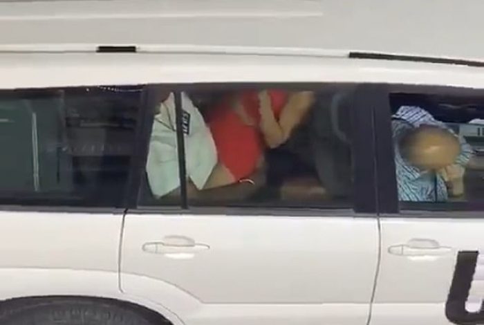 VIDEO SKANDALI QË PO BËHET VIRALE/ Zyrtari i OKB bën seks në makinë, shoferi rri brenda dhe bën “sehir”