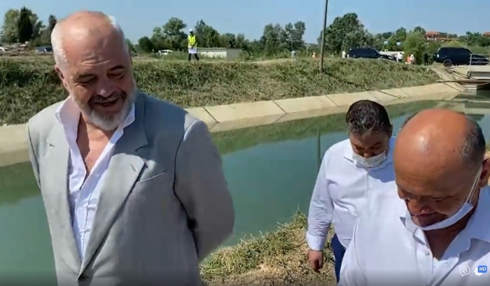 PREZANTON REZERVUARIN E THANËS/ Rama batuta: Ti Dhimo dekoratë ke fermerin, zv. ministrin e ke njollë! Bashkë me Erionin që jeni me miza në kokë…