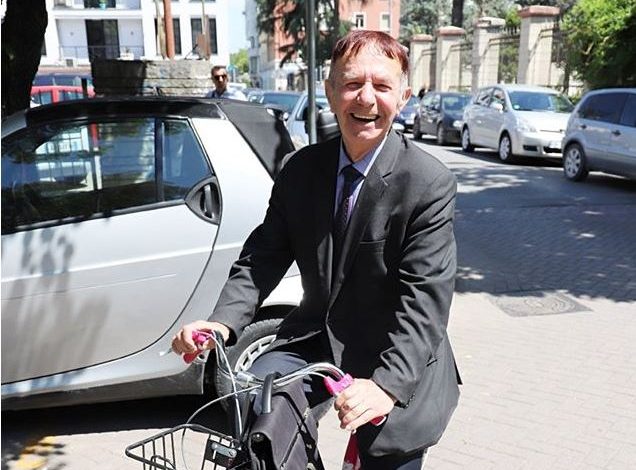 FOTOLAJM/ Deputeti i opozitës së re shkon në Kuvend me biçikletë PINK