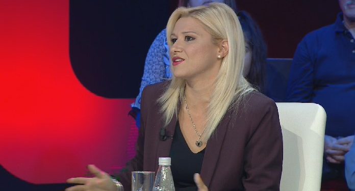 REAGIMI/ Juristja “shpërthen” ndaj gjyqtarëve të shkarkuar: Monstra, po viktimat tuaja ku duhet të kërkojnë drejtësi?!