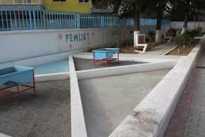 MBYLLET KOPËSHTI NUMËR 9 NË VLORË/ Rezulton pozitiv me COVID burri i kuzhinjeres