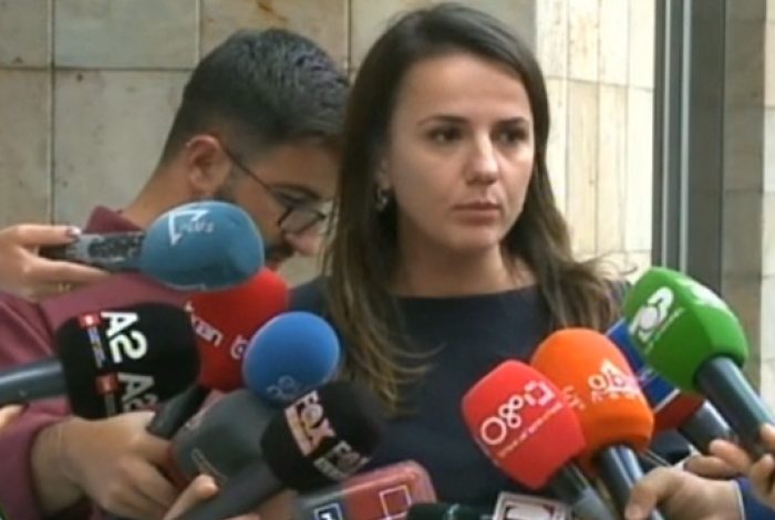 “REVOLTOHET” Rudina Hajdari, lë mbledhjen në mes: Nuk mund të qëndroj në një tryezë ku diskutohet për tenderat