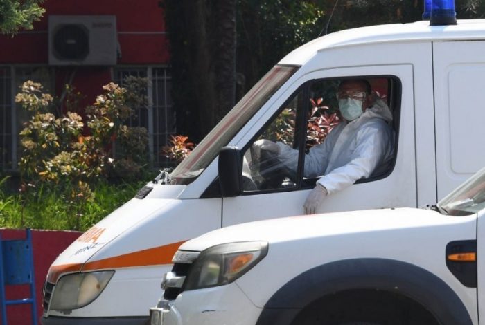 COVID-19/ Pas punonjëses së fasonerisë, rezultojnë POZITIV edhe familjarët e saj. Mes tyre vajza 19 vjeçe