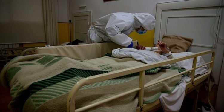 SITUATË KRITIKE NË MAQEDONINË E VERIUT/ Regjistrohen 4 viktima dhe 118 raste të reja me COVID-19