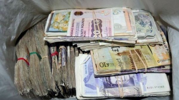 ME 35 MIJË PAUND TË PADEKLARUARA NË…/ Shoqërohet drejtuesi i automjetit në Elbasan, dyshimet për ‘origjinën’ e parave (EMRI)