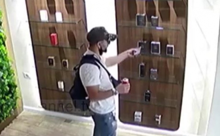 DEL VIDEO/ Sirianët vjedhin në mes të ditës dyqanin e parfumeve në Tiranë