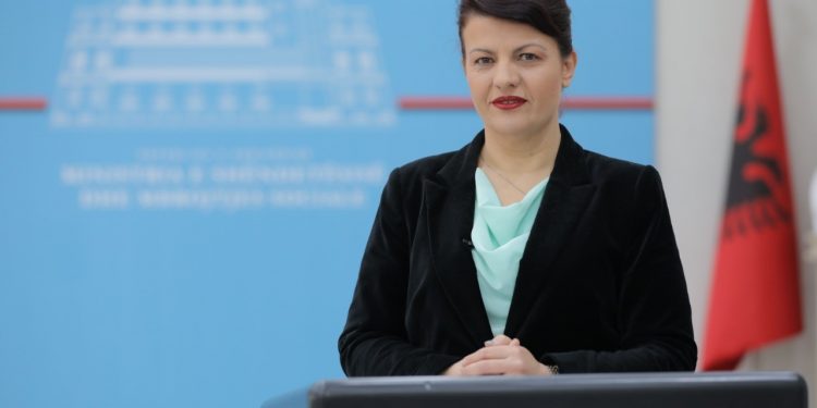“KEMI SHUMË PERSONEL MJEKËSOR TË INFEKTUAR ME COVID-19″/ Mjekja e ISHP: Qytetarët duhet të tregohen vigjilent