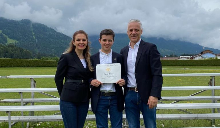 ARRITJE/ Presidenti Trump nderon me medaljen e artë të ekselencës nxënësin shqiptar (EMRI+FOTOT)