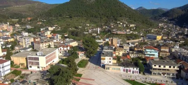 IU SHTUA HARTËS SË TË INFEKTUARVE/ Kryebashkiakja e Delvinës bën thirrjen e fortë: Virusi mund të jetë pranë nesh