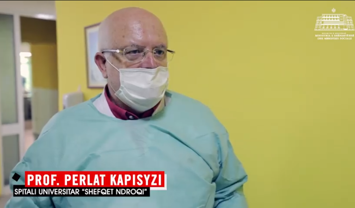 MESAZH NDËRGJEGJËSIMI PËR QYTETARËT/ Manastirliu poston VIDEO të prof. Perlat Kapisyzit: Përdorni maska, kufizohet me 70% përhapja e virusit…