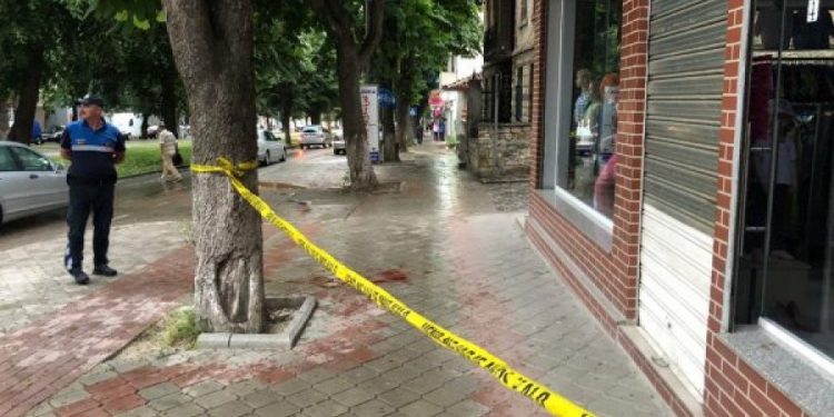 SHERR ME THIKA NË DURRËS/ Plagosen tre adoleshentë