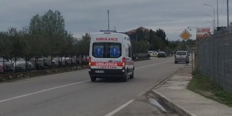 AKSIDENT NË DURRËS/ Shoferja përplas të moshuarin me biçikletë, niset me urgjencë në spitalit