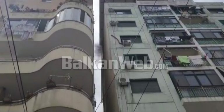 ZJARR NË NJË APARTAMENT NË DURRËS/ Asfiksohen banorët e shtëpisë. PAMJET nga vendi i ngjarjes