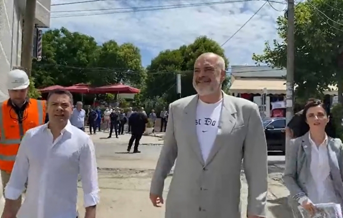 RAMA INSPEKTON PUNIMET PËR RINDËRTIMIN E SHKOLLAVE TË REJA/ Ahmetaj i jep lajme të mira: Zoti kryeministër…