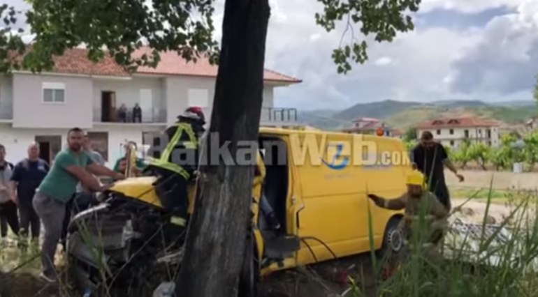 AKSIDENT NË KORÇË/ Policia: I plagosur shoferi i furgonit të Postës, nën kujdes intensiv në spital, tjetri është shoqëruar