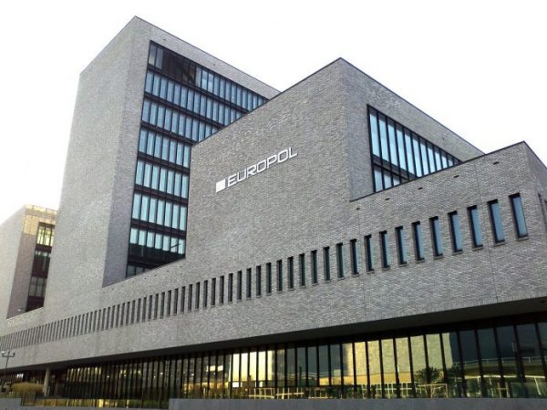 FRANCË/ Europol: Kufizimet për COVID-19 mund të nxisin radikalizmin