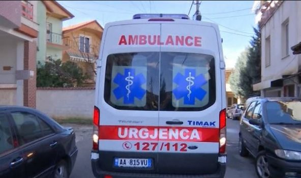 PREJ MUAJSH NË DEPRESION/ 49- vjeçari në Urën Vajgurore godet veten me thikë në fyt, transportohet drejt Traumës