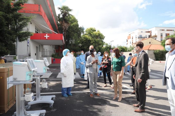 30 RESPIRATORË TË RINJ MBËRRIJNË NË QSUT/ Manastirliu: Të qendrojmë vigjilentë! Momenti ku jemi…