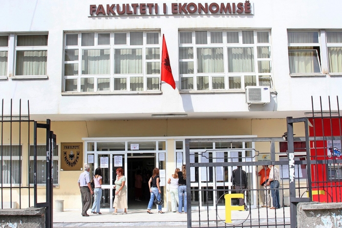 STUDENTËT NUK MERRNIN DIPLOMA/ Ministria e Arsimit i drejtohet Fakultetit të Ekonomisë: Janë shlyer të gjitha detyrimet, vonesa e papranueshme