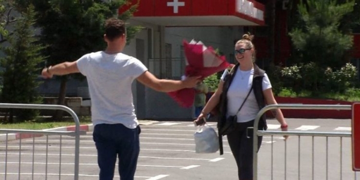 RASTI I PARË ME COVID-19 NË SARANDË/ Turistja ukrainase lë Infektivin, momenti kur i dashuri e pret me lule para spitalit (FOTO)