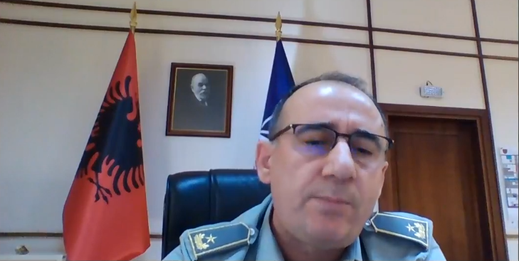 PANDEMIA/ Shefi i Shtabit të FA raporton në Komisionin e Sigurisë: Një efektiv me shenjat e COVID-19 në Bunavi u vetë- izolua, kemi…