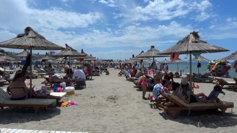 FUNDJAVA NË PLAZHIN E GOLEMIT DHE DURRËSIT/ Pushuesit: Të kënaqur me kushtet që ofrohen. Gjejmë qetësinë dhe sigurinë e duhur (VIDEO)