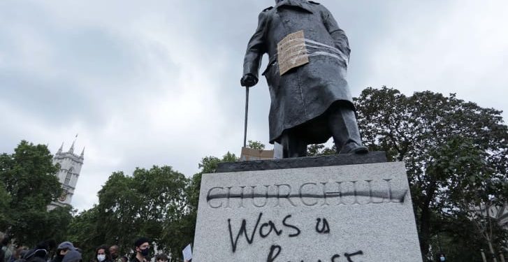 EVROPA HEQ STATUJAT E TREGËTARËVE, SLLKEVËRVE E MBRETËRVE/ Sulmohet edhe momunenti i Churchill