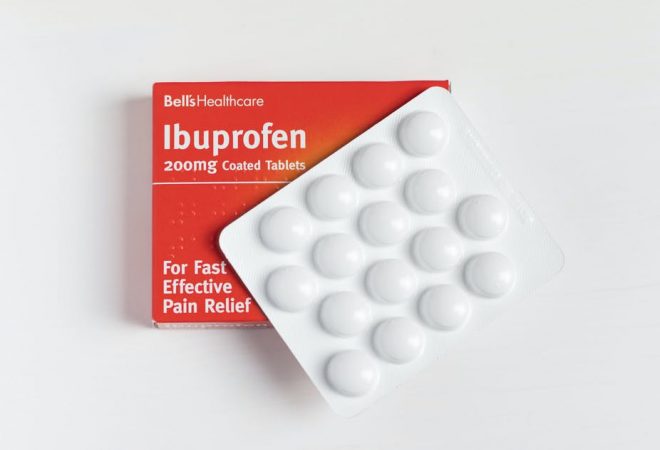 STUDIM/ Shkencëtarët testojnë ilaçin “Ibuprofen”: Mund të ulë deri në 80% vdekshmërinë nga COVID-19