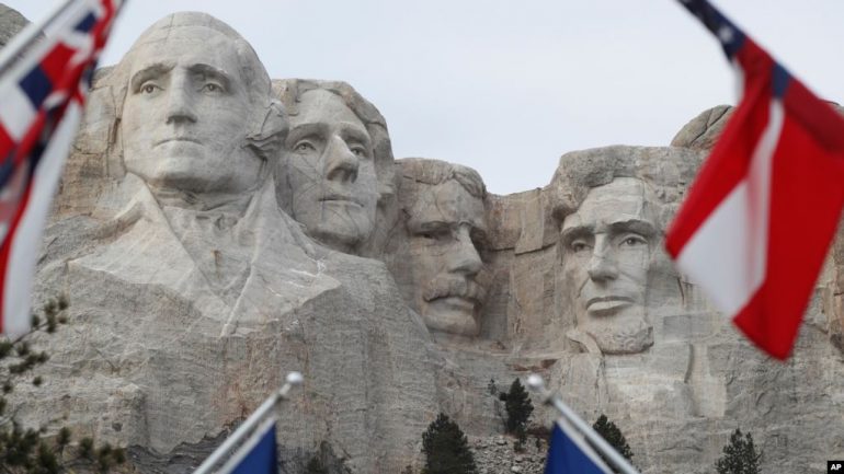 PAS PANDEMISË DHE PROTESTAVE/ Trump planifikon festimet e Ditës së Pavarësisë në Mount Rushmore, indigjenët paralajmërojnë protestë