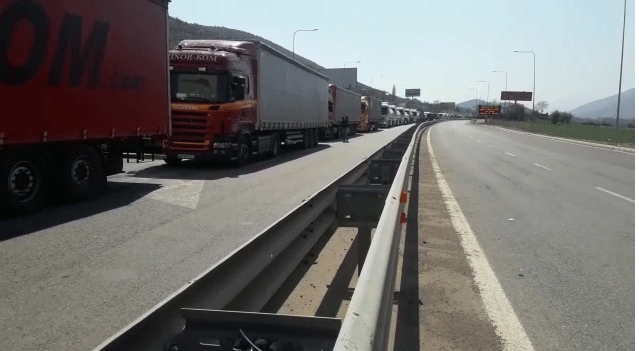 SKANDALI/ Albin Kurti mbyll kufirin me Shqipërinë, taksë 22 euro për kamionët, certifikatë tamponi ose karantinim për udhëtarët