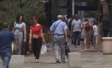 COVID-19/ Rriten shifrat e të prekurve por qytetarët nuk i ndjekin më udhëzimet. Ja si i bëjnë shëtitjet në kryeqytet (VIDEO)