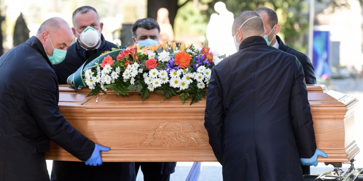 SHPRESË NË ITALI/ Ulet numri i vdekjeve. 60 viktima dhe 178 raste të reja në 24 orët e fundit