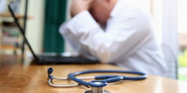 KOSOVË/ 12 mjekë dhe infermierë infektohen me COVID-19