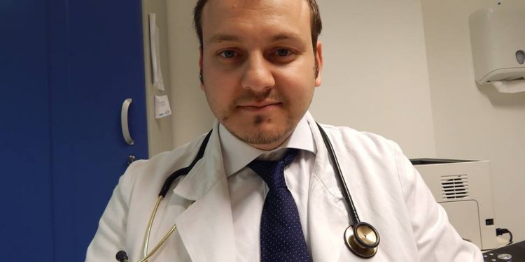 “OPERACIONI ZGJATI 8 ORË, ISHTE SHUMË I VËSHTIRË”/ Kirurgu shqiptar që kreu transplantin e mushkërive: Pacientja ishte me COVID