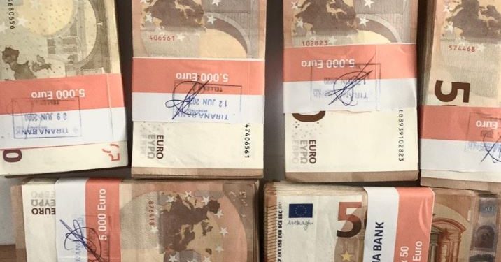 PO NXIRRESHIN JASHTË/ Sekuestrohen në Kapshticë 32 mijë euro të padeklaruara në kufi