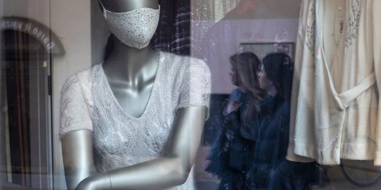 NGA LESHI TEK MËNDAFSHI/ Ja cilat janë rrobat më rezistente ndaj koronavirusit