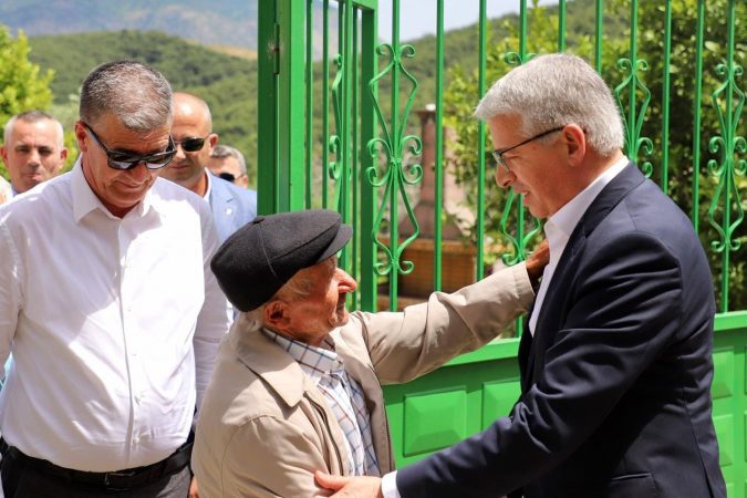 NË BANESËN E VJEDHUR NË FINIQ/ Lleshaj premtim familjarëve: Masa të forta nga policia për të kapur autorët