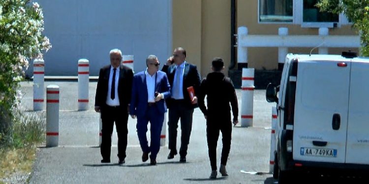 KËRCËNOI SE S’DO TA VOTONTE REFORMËN ZGJEDHORE/ Ruçi thërret në takim opozitën parlamentare
