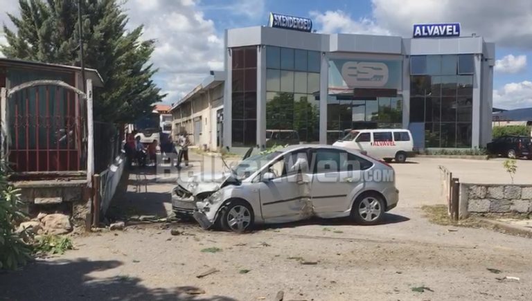 AKSIDENT NË KORÇË/ Makina bëhet “copë” nga përplasja e fuqishme, rrëzohet pema në hyrje të qytetit (VIDEO)