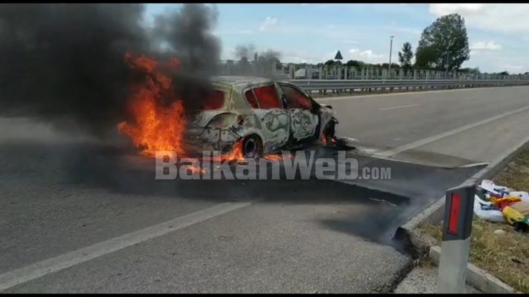 MAKINA SHPËRTHEN NË FLAKË NË MES TË AUTOSTRADËS/ Shoferja në panik përplaset me trafikndarësen (VIDEO)
