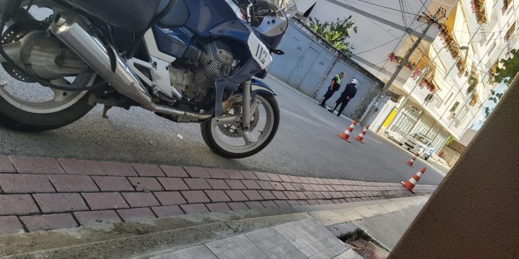 MAKINA PËRPLAS ROJEN E PALLATIT/ Autori largohet nga vendngjarja, dërgohet në spital…
