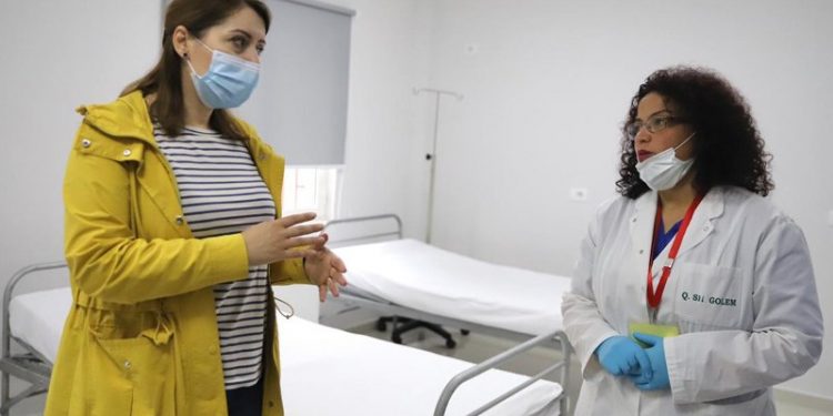 SEZONI TURISTIK/ Manastirliu: Hapen 28 qendra shëndetësore verore, 133 mjekë 24 orë në shërbim për qytetarët