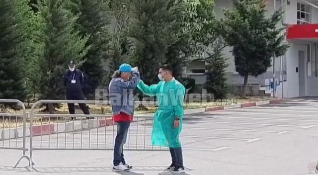 MASA SIGURIE TEK INFEKTIVI/ Kontrolle për temperaturën kush hyn në spital (VIDEO)